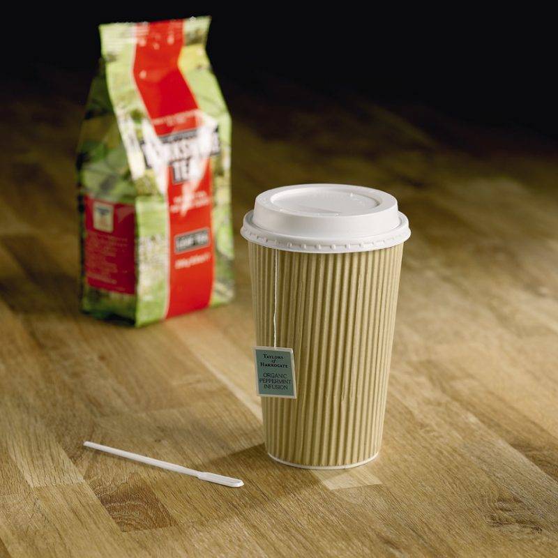 Kraft Ripple Cup with Lid On and tea brewing