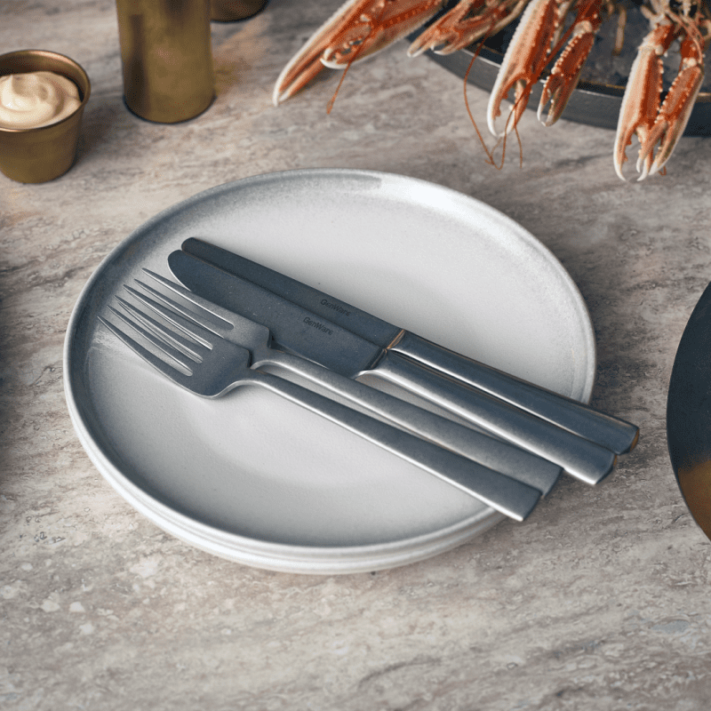 21-5cm Sereno Cirrus Coupe Plate with cutlery on a table