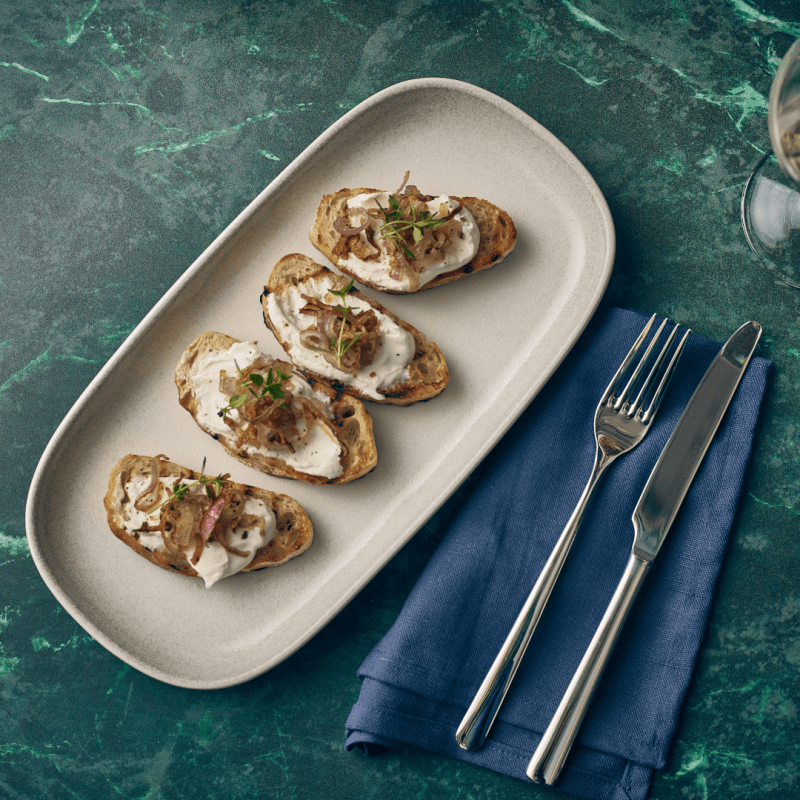 Food served on a 30cm Sereno Cirrus Rectangular Platter